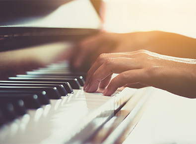 hands on piano 